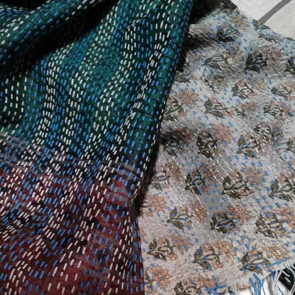 Sciarpa KANTHA con tessuti vintage misto seta ricamo a mano verde
